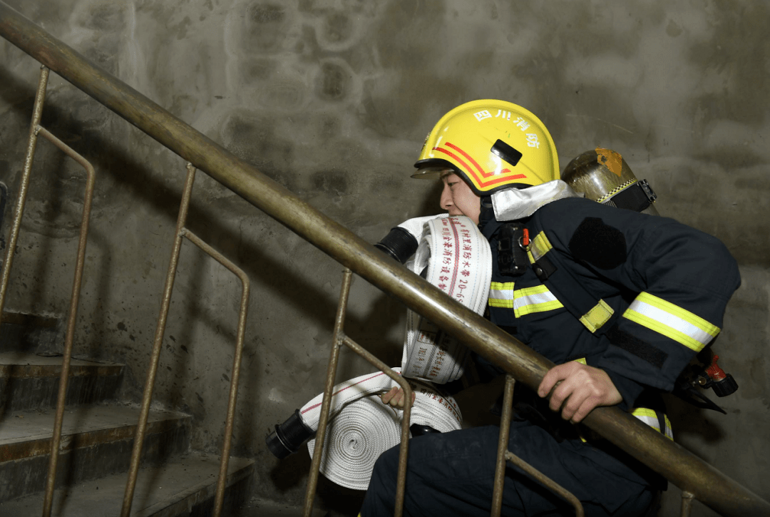 爱游戏体育-自行车锦标赛，关中铁骑队与皖江海豚队强势反弹，体能对抗拉满！主场山呼海啸(区少体校运动员在市运会赛场上再获佳绩)