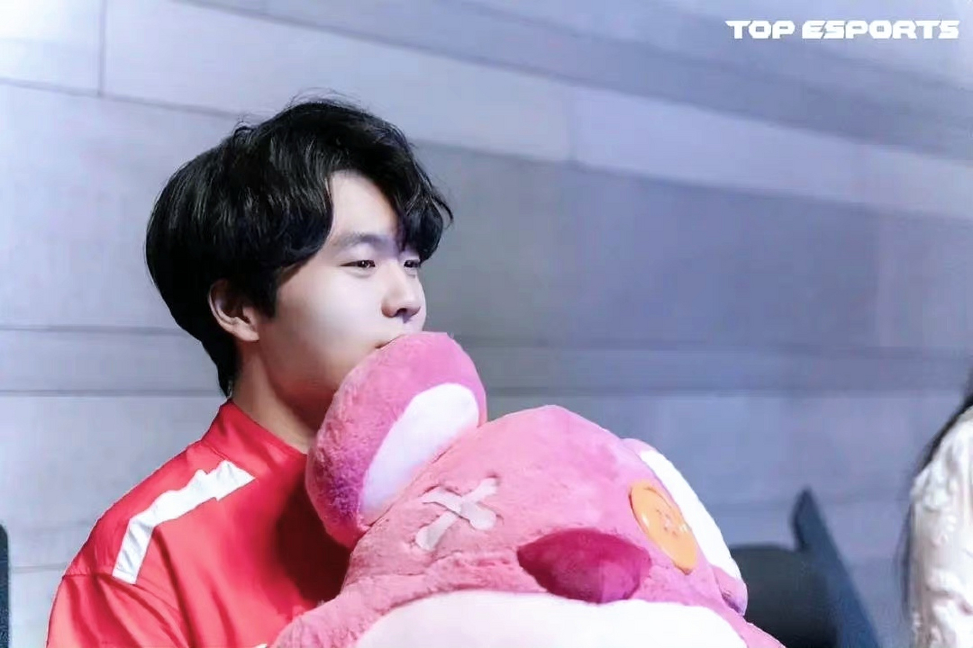 AYX-包含Rookie在巴塞罗那比赛中挺进下一轮，回归赛场引发热议！的词条